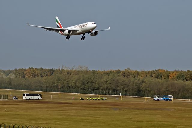 Airbus A330-200 (A6-EKR)