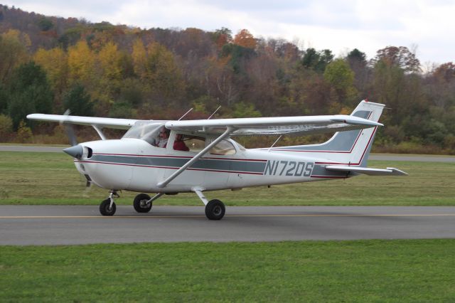 Cessna Skyhawk (N172DS) - N172DS 1975 CESSNA 172M TEAMFLYS LLC CLARKSBURG, MA br /KAQW Harriman-and-West Airport North Adams, Massachusettsbr /Photo taken by Christopher Wright 