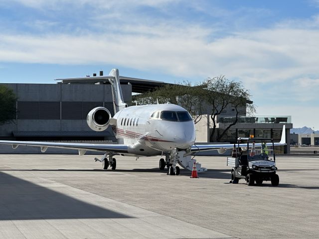 Bombardier Challenger 300 (N808NC)