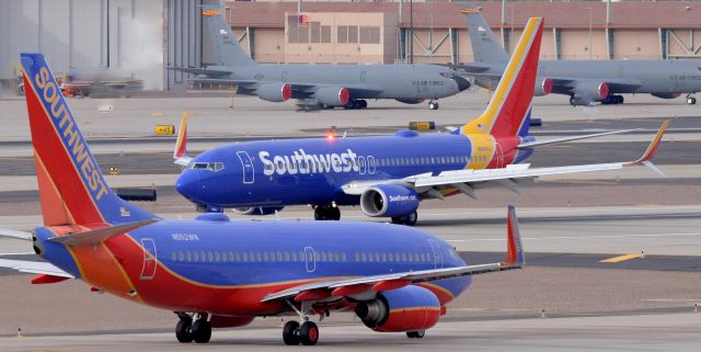 Boeing 737-700 (N8664J) - phoenix sky harbor international airport 18APR20