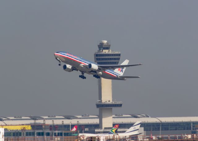Boeing 777-200 (N765AM)