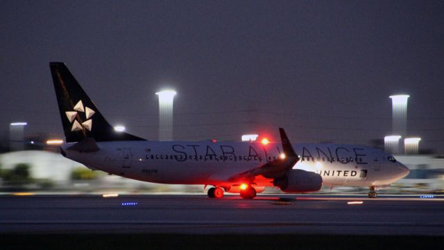 Boeing 737-800 (N26210)