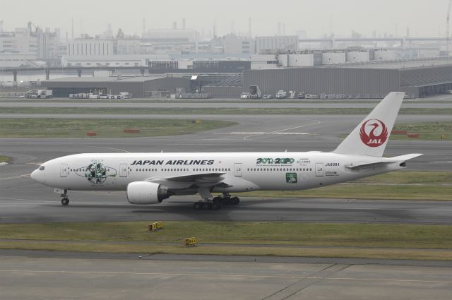 Boeing 777-200 (JA8984) - Taxing at Haneda Intl Airport on 2013/03/29 "Sky Eco"