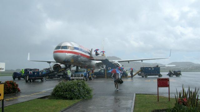 Boeing 757-200 (N656AA)