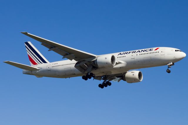 Boeing 777-200 (F-GSPA) - 777-200 Air France making her arrival 14Sept-2013 to Toronto on a clear blue sky!br /br /Full Quality: a rel=nofollow href=http://cdn-www.airliners.net/aviation-photos/photos/8/9/1/2390198.jpghttp://cdn-www.airliners.net/aviation-photos/photos/8/9/1/2390198.jpg/a