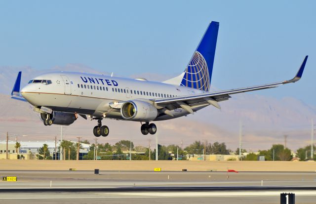 Boeing 737-700 (N33714) - N33714  United Airlines 1998 Boeing 737-724 - cn 28785 / ln 119 - Las Vegas - McCarran International (LAS / KLAS)br /USA - Nevada, February 19, 2014br /Photo: Tomás Del Coro