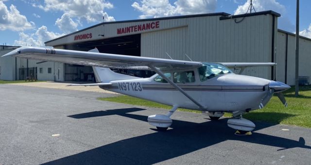 Cessna Skylane (N97123)