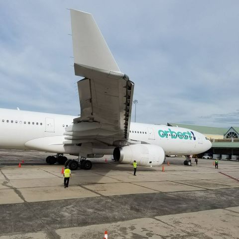 Airbus A330-300 (CS-TRH) - Aeropuerto Intl El Catey, Samana. Rep. Dom. 