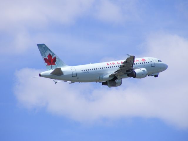 Airbus A320 (C-GARG) - taking off of #25