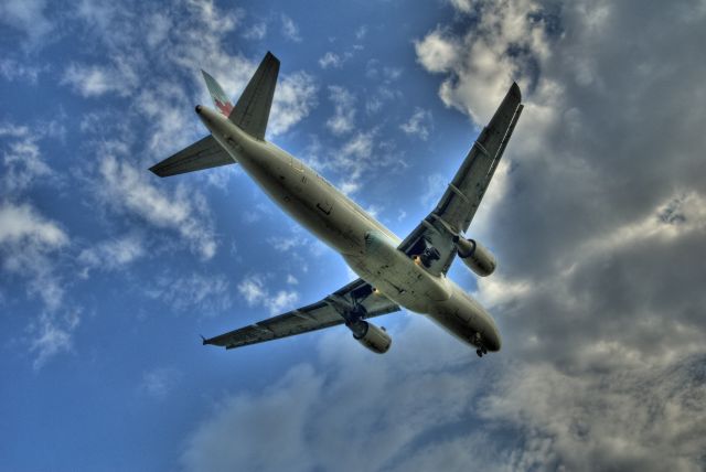 Airbus A320 (C-FLSS)