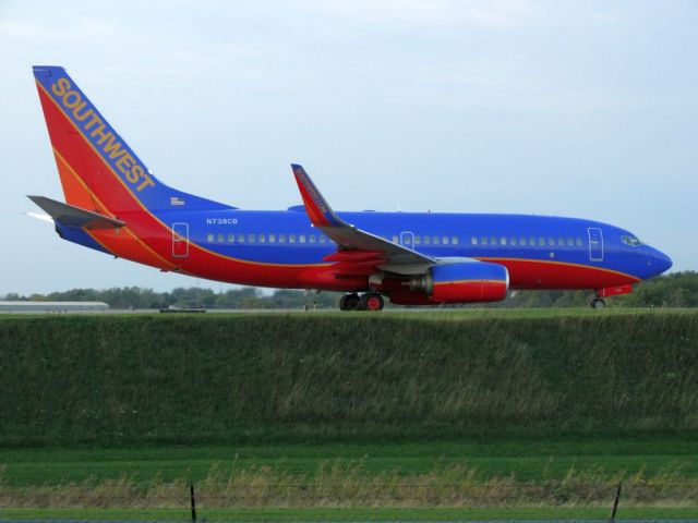 Boeing 737-700 (N738CB)