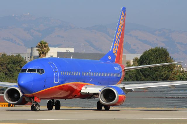 BOEING 737-300 (N687SW)