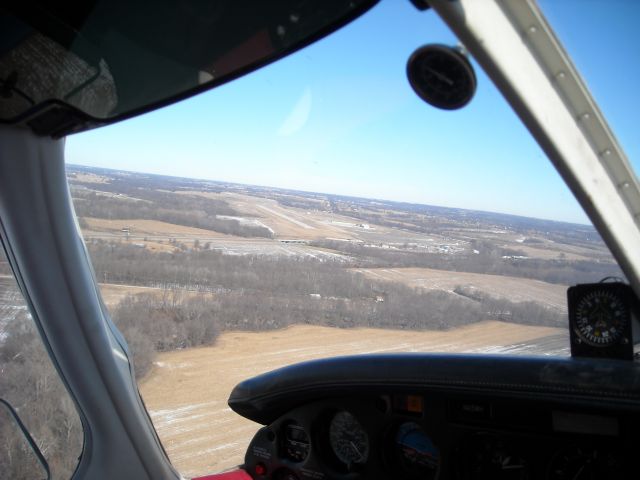 Piper Cherokee (N415WH) - Piper 415WH turning base for runway 36 Mosby, MO. February 2010.(KGPH)