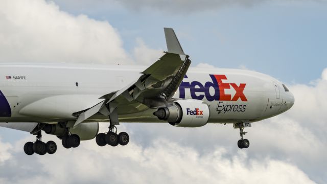 Boeing MD-11 (N601FE) - Short final 13R