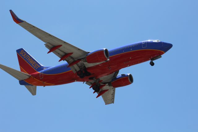 Boeing 737-700 (N550WN) - On final RW27 KSAN