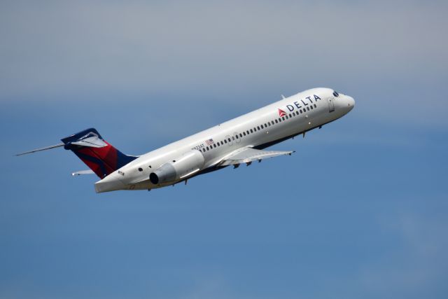 Boeing 717-200 (N923AT) - Delta Boeing 717 departing Nashville. The N number reminds us of its days flying for AirTran.