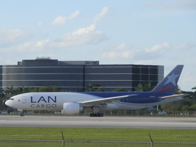 BOEING 777-200LR (N776LA)
