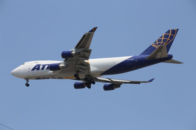 Boeing 747-400 (N409MC)