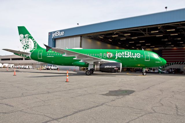 Airbus A320 (N595JB) - LUCKY BLUE - Special Boston Celtics Liverybr /17 time NBA World Champions !