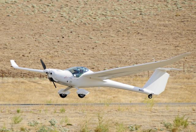 N495VP — - Is it a Glider or is it a Light Sport? Perhaps its both. 2009 UFM-13 LAMBADA landing runway two-six at Mariposa Airports 2011 Fly-In