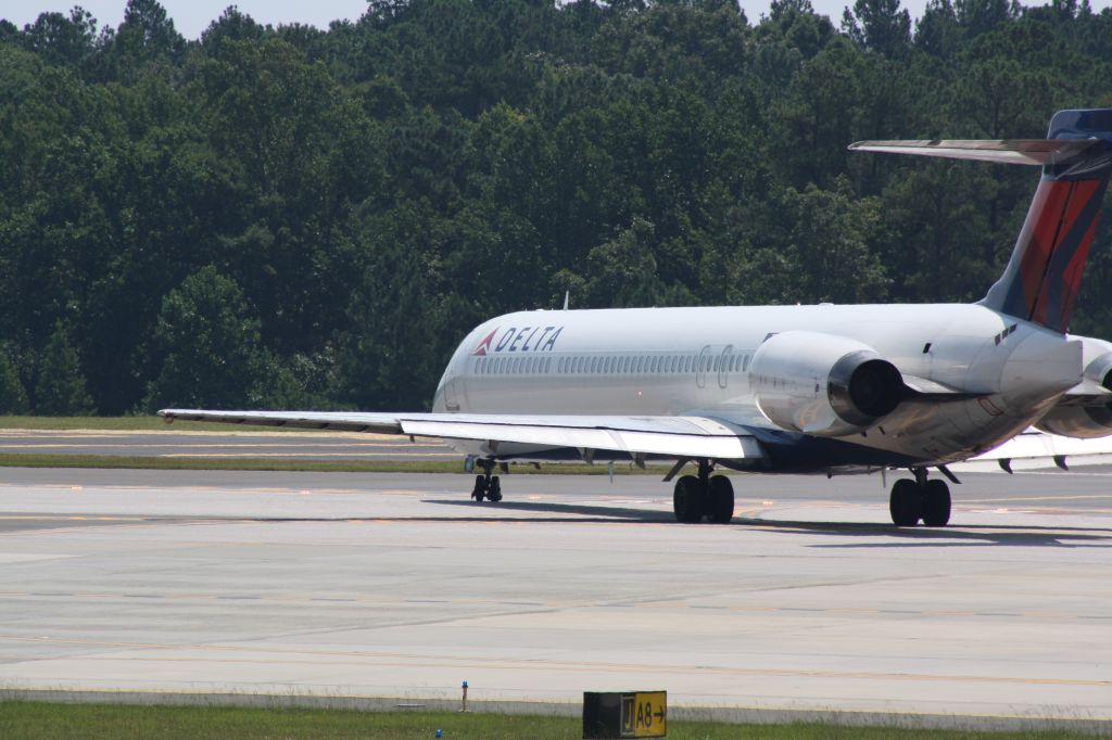 McDonnell Douglas MD-90 (N910DN) - N910DN lining up runway 23L