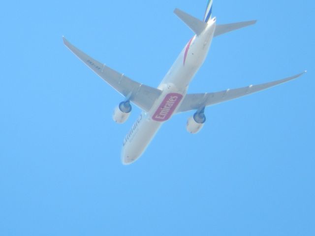 Boeing 777-200 (A6-ENG) - on Aproach 4,000ft