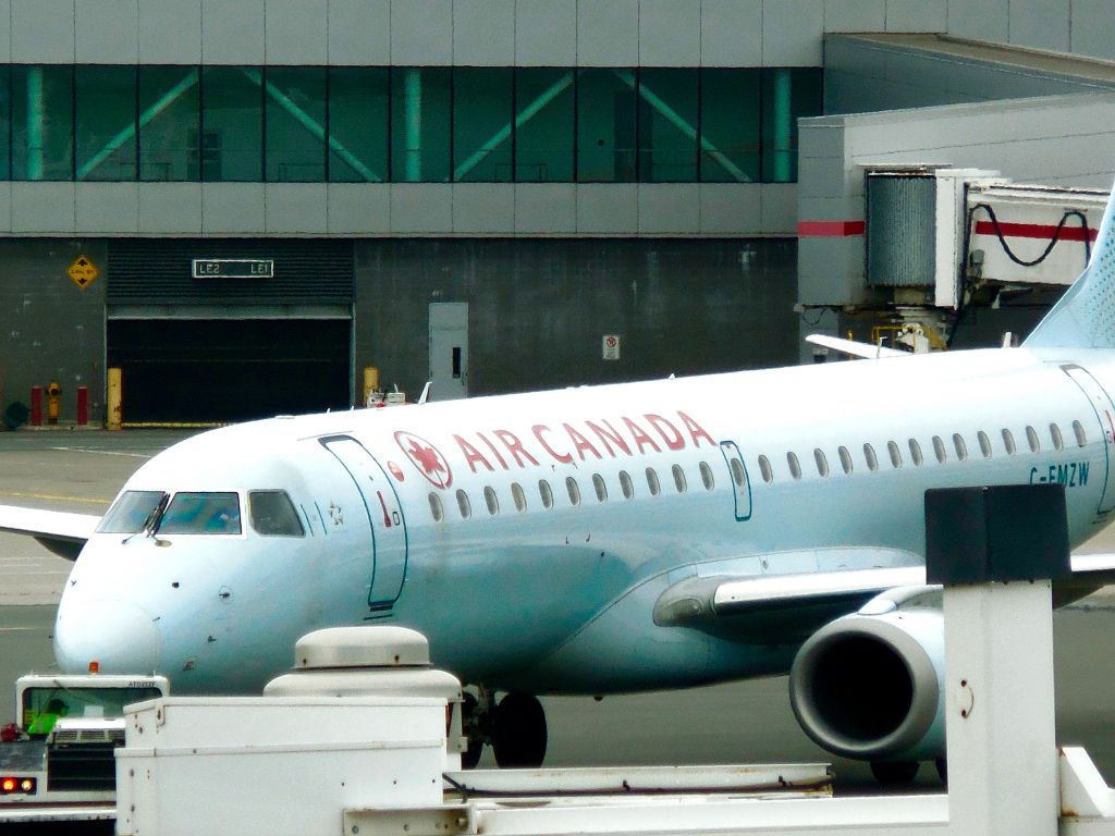 Embraer ERJ-190 (C-FMZW)