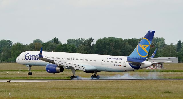 BOEING 757-300 (D-ABOB) - touch down at EDDL/DUS RWY 23L 07.jun.2022