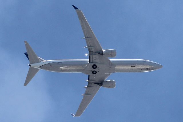 Boeing 737-800 (N78511) - United flight 1666 departing KFLL to KCLE (Cleveland), at 5000 feet, 270 kts. Taken from my best friends house in Pompano Beach, just southwest of Pompano Beach Airpark.