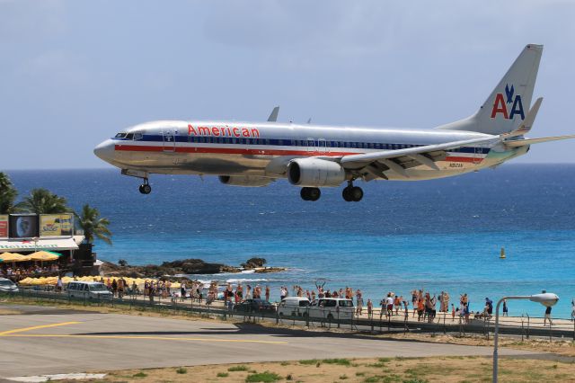 Boeing 737-800 (N910AN) - American Airlines over maho beach for landing.