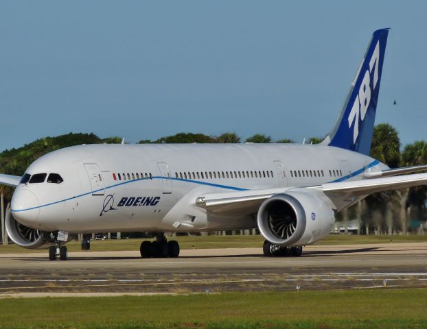 Boeing 787-8 (N787FT)