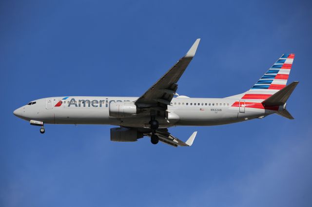 Boeing 737-800 (N922AN)