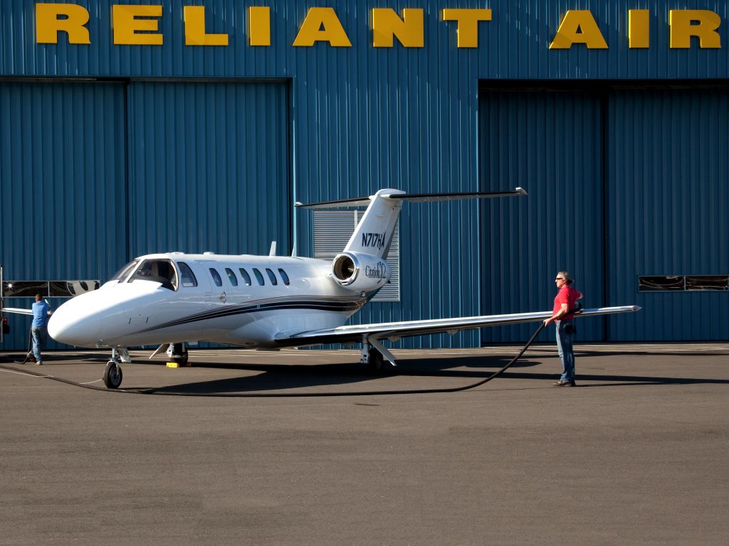 Cessna Citation CJ2+ (RLI717) - Expedite the overwing refueling by using 2 hoses.