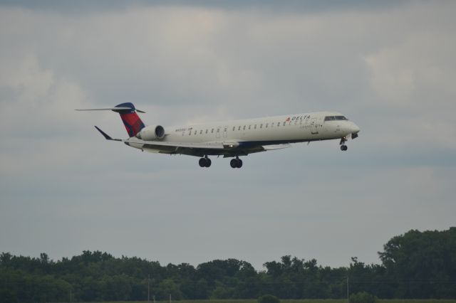 Canadair Regional Jet CRJ-900 (N933XJ) - N933XJ on final to Runway 15 in Sioux Falls SD on 6-12-15