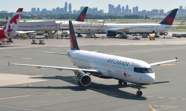 Airbus A321 (C-FGKZ) - Air Canada Airbus A321-211 C-FGKZ in Toronto 