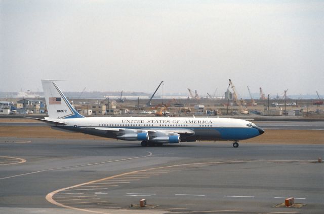 Boeing 707-100 (58-6672) - Taxing at Tokyo-Haneda Intl Airport on 1987/03/07 "VC137B is VIP Flight "