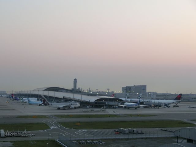 — — - 18時30分頃の関空です。