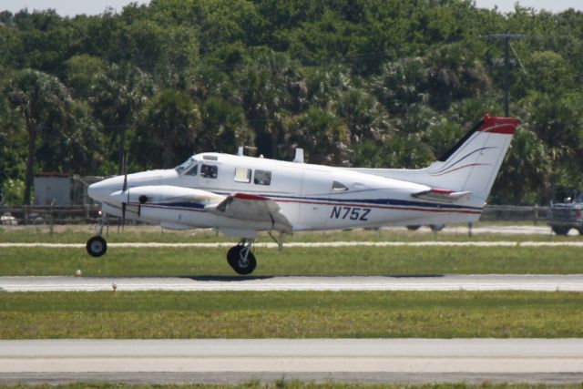 Beechcraft King Air 90 (N75Z) - Beechcraft King Air 90 (N75Z) arrives on Runway 32 at Sarasota-Bradenton International Airport