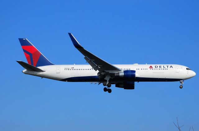 BOEING 767-300 (N1200K) - Taken from the threshold of 29L