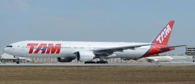 BOEING 777-300ER (PT-MUA) - Taxiing to RWY 12