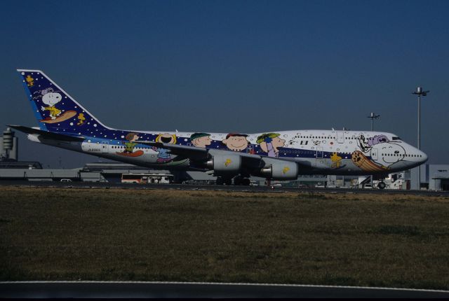 Boeing 747-400 (domestic, no winglets) (JA8965) - Taxing at Tokyo-Haneda Intl Airport on 1997/12/13 " Skiing Snoopy c/s "