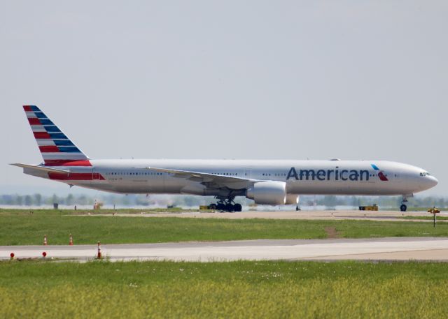 BOEING 777-300ER (N722AN) - At DFW.