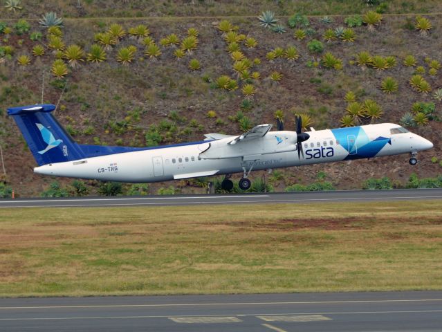 de Havilland Dash 8-400 (CS-TRG)