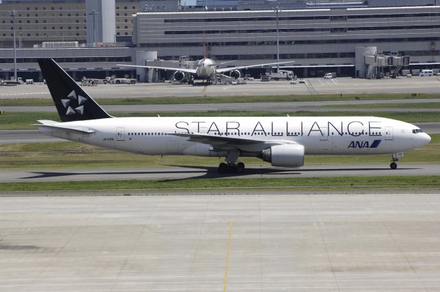 Boeing 777-200 (JA712A) - Taxing at Haneda Intl Airport on 2012/07/10 "Star Alliance c/s"