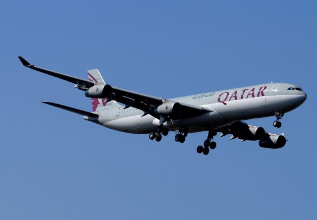 Airbus A340-300 (A7-AAH)