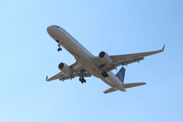 Boeing 757-200 (N18119) - LANDING 10C