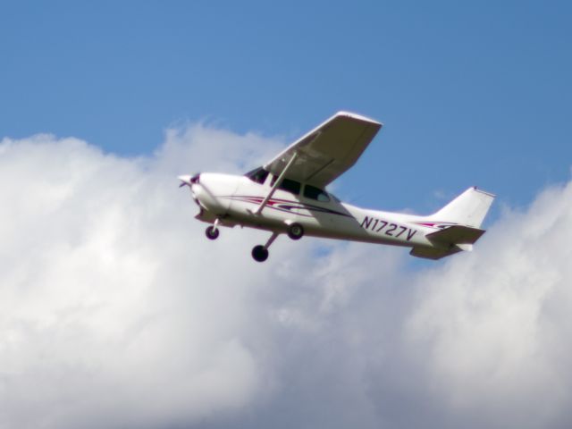 Cessna Skylane (N1727V) - Take off runway 26.