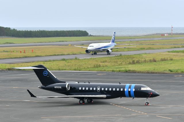 Experimental 100kts-200kts (N2020Q) - and JA8654(ANA A320)