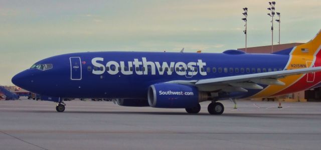 Boeing 737-700 (N215WN) - Closeup