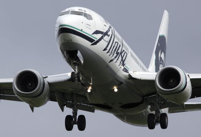 Boeing 737-700 (N609AS) - Landing 28L Portland Oregon. 4-25-09